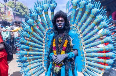 Kulashekharapatnam, Tamilnadu, Hindistan - 12 Ekim 2024: Kulasai, Hint Hindu ressam portresi ve kulasai dasara festivalinin ayinlerini gerçekleştirmek için bir tarikat karakteri gibi giyinmiş.