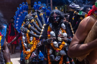 Kulashekharapatnam, Tamilnadu, Hindistan - 12 Ekim 2024: Kulasai, Hint Hindu ressam portresi ve kulasai dasara festivalinin ayinlerini gerçekleştirmek için bir tarikat karakteri gibi giyinmiş.