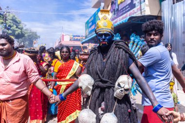 Kulashekharapatnam, Tamilnadu, Hindistan - 12 Ekim 2024: Kulasai, Hint Hindu ressam portresi ve kulasai dasara festivalinin ayinlerini gerçekleştirmek için bir tarikat karakteri gibi giyinmiş.