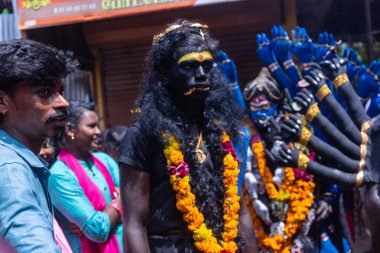 Kulashekharapatnam, Tamilnadu, Hindistan - 12 Ekim 2024: Kulasai, Hint Hindu ressam portresi ve kulasai dasara festivalinin ayinlerini gerçekleştirmek için bir tarikat karakteri gibi giyinmiş.