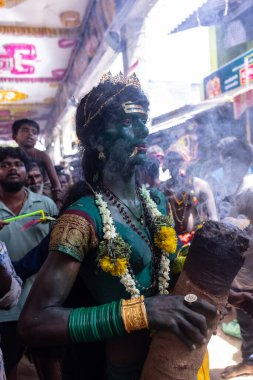 Kulashekharapatnam, Tamilnadu, Hindistan - 12 Ekim 2024: Kulasai, Hint Hindu ressam portresi ve kulasai dasara festivalinin ayinlerini gerçekleştirmek için bir tarikat karakteri gibi giyinmiş.
