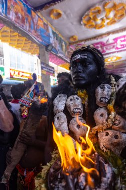 Kulashekharapatnam, Tamilnadu, Hindistan - 12 Ekim 2024: Kulasai, Hint Hindu ressam portresi ve kulasai dasara festivalinin ayinlerini gerçekleştirmek için bir tarikat karakteri gibi giyinmiş.