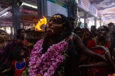 Kulashekharapatnam, Tamilnadu, Hindistan - 12 Ekim 2024: Kulasai, Hint Hindu ressam portresi ve kulasai dasara festivalinin ayinlerini gerçekleştirmek için bir tarikat karakteri gibi giyinmiş.
