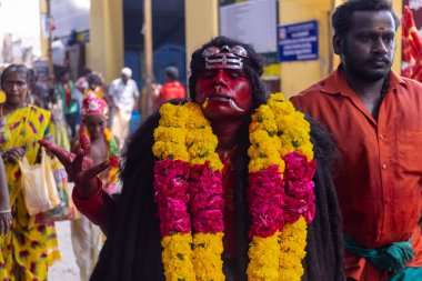 Kulashekharapatnam, Tamilnadu, Hindistan - 12 Ekim 2024: Kulasai, Hint Hindu ressam portresi ve kulasai dasara festivalinin ayinlerini gerçekleştirmek için bir tarikat karakteri gibi giyinmiş.