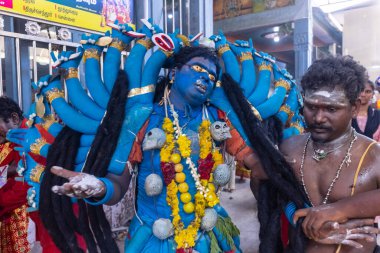 Kulashekharapatnam, Tamilnadu, Hindistan - 12 Ekim 2024: Kulasai, Hint Hindu ressam portresi ve kulasai dasara festivalinin ayinlerini gerçekleştirmek için bir tarikat karakteri gibi giyinmiş.