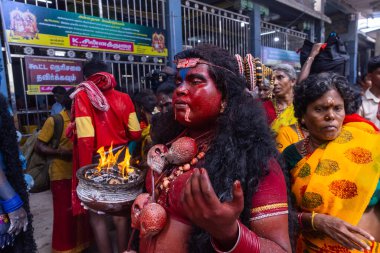 Kulashekharapatnam, Tamilnadu, Hindistan - 12 Ekim 2024: Kulasai, Hint Hindu ressam portresi ve kulasai dasara festivalinin ayinlerini gerçekleştirmek için bir tarikat karakteri gibi giyinmiş.