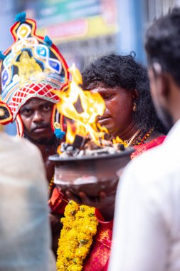 Kulashekharapatnam, Tamilnadu, Hindistan - 12 Ekim 2024: Kulasai, Hint Hindu ressam portresi ve kulasai dasara festivalinin ayinlerini gerçekleştirmek için bir tarikat karakteri gibi giyinmiş.