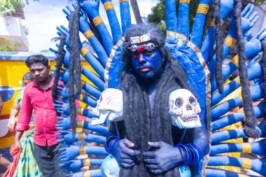 Kulashekharapatnam, Tamilnadu, Hindistan - 12 Ekim 2024: Kulasai, Hint Hindu ressam portresi ve kulasai dasara festivalinin ayinlerini gerçekleştirmek için bir tarikat karakteri gibi giyinmiş.