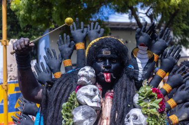 Kulashekharapatnam, Tamilnadu, Hindistan - 12 Ekim 2024: Kulasai, Hint Hindu ressam portresi ve kulasai dasara festivalinin ayinlerini gerçekleştirmek için bir tarikat karakteri gibi giyinmiş.