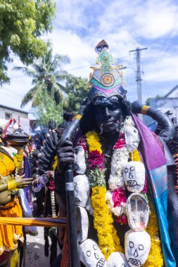 Kulashekharapatnam, Tamilnadu, Hindistan - 12 Ekim 2024: Kulasai, Hint Hindu ressam portresi ve kulasai dasara festivalinin ayinlerini gerçekleştirmek için bir tarikat karakteri gibi giyinmiş.