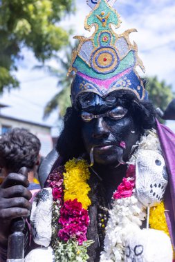 Kulashekharapatnam, Tamilnadu, Hindistan - 12 Ekim 2024: Kulasai, Hint Hindu ressam portresi ve kulasai dasara festivalinin ayinlerini gerçekleştirmek için bir tarikat karakteri gibi giyinmiş.