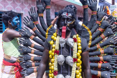 Kulashekharapatnam, Tamilnadu, Hindistan - 12 Ekim 2024: Kulasai, Hint Hindu ressam portresi ve kulasai dasara festivalinin ayinlerini gerçekleştirmek için bir tarikat karakteri gibi giyinmiş.