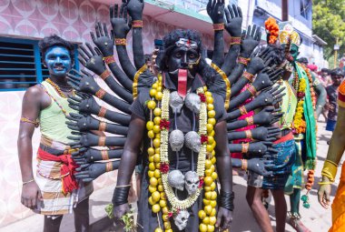 Kulashekharapatnam, Tamilnadu, Hindistan - 12 Ekim 2024: Kulasai, Hint Hindu ressam portresi ve kulasai dasara festivalinin ayinlerini gerçekleştirmek için bir tarikat karakteri gibi giyinmiş.