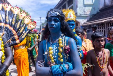 Kulashekharapatnam, Tamilnadu, Hindistan - 12 Ekim 2024: Kulasai, Hint Hindu ressam portresi ve kulasai dasara festivalinin ayinlerini gerçekleştirmek için bir tarikat karakteri gibi giyinmiş.