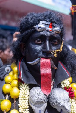 Kulashekharapatnam, Tamilnadu, Hindistan - 12 Ekim 2024: Kulasai, Hint Hindu ressam portresi ve kulasai dasara festivalinin ayinlerini gerçekleştirmek için bir tarikat karakteri gibi giyinmiş.