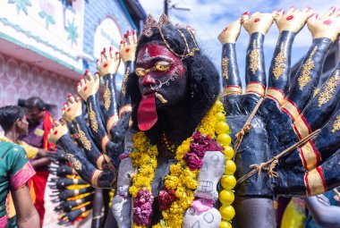 Kulashekharapatnam, Tamilnadu, Hindistan - 12 Ekim 2024: Kulasai, Hint Hindu ressam portresi ve kulasai dasara festivalinin ayinlerini gerçekleştirmek için bir tarikat karakteri gibi giyinmiş.