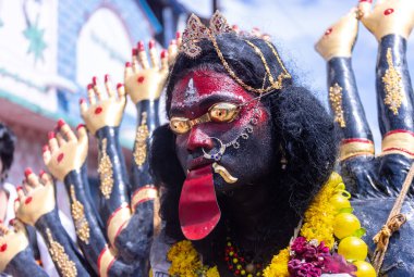 Kulashekharapatnam, Tamilnadu, Hindistan - 12 Ekim 2024: Kulasai, Hint Hindu ressam portresi ve kulasai dasara festivalinin ayinlerini gerçekleştirmek için bir tarikat karakteri gibi giyinmiş.