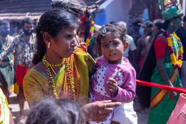 Kulashekharapatnam, Tamilnadu, Hindistan - 12 Ekim 2024: Kulasai, Hint Hindu ressam portresi ve kulasai dasara festivalinin ayinlerini gerçekleştirmek için bir tarikat karakteri gibi giyinmiş.