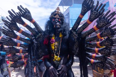 Kulashekharapatnam, Tamilnadu, Hindistan - 12 Ekim 2024: Kulasai, Hint Hindu ressam portresi ve kulasai dasara festivalinin ayinlerini gerçekleştirmek için bir tarikat karakteri gibi giyinmiş.
