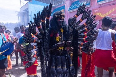 Kulashekharapatnam, Tamilnadu, Hindistan - 12 Ekim 2024: Kulasai, Hint Hindu ressam portresi ve kulasai dasara festivalinin ayinlerini gerçekleştirmek için bir tarikat karakteri gibi giyinmiş.