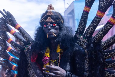 Kulashekharapatnam, Tamilnadu, Hindistan - 12 Ekim 2024: Kulasai, Hint Hindu ressam portresi ve kulasai dasara festivalinin ayinlerini gerçekleştirmek için bir tarikat karakteri gibi giyinmiş.