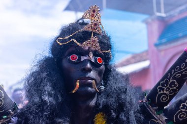 Kulashekharapatnam, Tamilnadu, Hindistan - 12 Ekim 2024: Kulasai, Hint Hindu ressam portresi ve kulasai dasara festivalinin ayinlerini gerçekleştirmek için bir tarikat karakteri gibi giyinmiş.