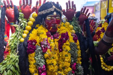 Kulashekharapatnam, Tamilnadu, Hindistan - 12 Ekim 2024: Kulasai, Hint Hindu ressam portresi ve kulasai dasara festivalinin ayinlerini gerçekleştirmek için bir tarikat karakteri gibi giyinmiş.