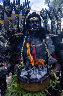 Kulashekharapatnam, Tamilnadu, Hindistan - 12 Ekim 2024: Kulasai, Hint Hindu ressam portresi ve kulasai dasara festivalinin ayinlerini gerçekleştirmek için bir tarikat karakteri gibi giyinmiş.