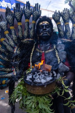 Kulashekharapatnam, Tamilnadu, Hindistan - 12 Ekim 2024: Kulasai, Hint Hindu ressam portresi ve kulasai dasara festivalinin ayinlerini gerçekleştirmek için bir tarikat karakteri gibi giyinmiş.