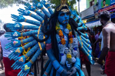 Kulashekharapatnam, Tamilnadu, Hindistan - 12 Ekim 2024: Kulasai, Hint Hindu ressam portresi ve kulasai dasara festivalinin ayinlerini gerçekleştirmek için bir tarikat karakteri gibi giyinmiş.