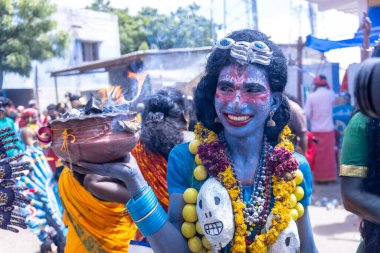 Kulashekharapatnam, Tamilnadu, Hindistan - 12 Ekim 2024: Kulasai, Hint Hindu ressam portresi ve kulasai dasara festivalinin ayinlerini gerçekleştirmek için bir tarikat karakteri gibi giyinmiş.