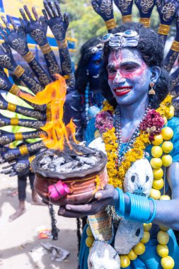 Kulashekharapatnam, Tamilnadu, Hindistan - 12 Ekim 2024: Kulasai, Hint Hindu ressam portresi ve kulasai dasara festivalinin ayinlerini gerçekleştirmek için bir tarikat karakteri gibi giyinmiş.