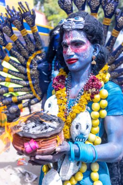 Kulashekharapatnam, Tamilnadu, Hindistan - 12 Ekim 2024: Kulasai, Hint Hindu ressam portresi ve kulasai dasara festivalinin ayinlerini gerçekleştirmek için bir tarikat karakteri gibi giyinmiş.