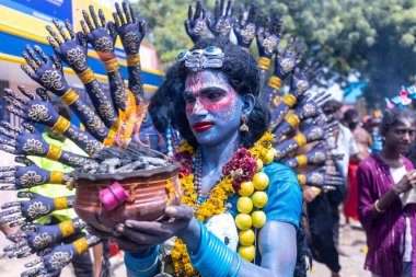 Kulashekharapatnam, Tamilnadu, Hindistan - 12 Ekim 2024: Kulasai, Hint Hindu ressam portresi ve kulasai dasara festivalinin ayinlerini gerçekleştirmek için bir tarikat karakteri gibi giyinmiş.