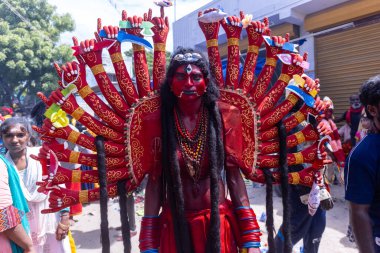 Kulashekharapatnam, Tamilnadu, Hindistan - 12 Ekim 2024: Kulasai, Hint Hindu ressam portresi ve kulasai dasara festivalinin ayinlerini gerçekleştirmek için bir tarikat karakteri gibi giyinmiş.