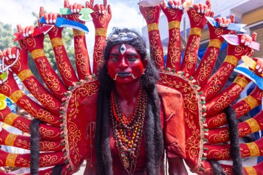 Kulashekharapatnam, Tamilnadu, Hindistan - 12 Ekim 2024: Kulasai, Hint Hindu ressam portresi ve kulasai dasara festivalinin ayinlerini gerçekleştirmek için bir tarikat karakteri gibi giyinmiş.