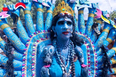 Kulashekharapatnam, Tamilnadu, Hindistan - 12 Ekim 2024: Kulasai, Hint Hindu ressam portresi ve kulasai dasara festivalinin ayinlerini gerçekleştirmek için bir tarikat karakteri gibi giyinmiş.