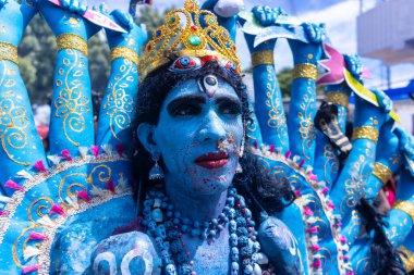 Kulashekharapatnam, Tamilnadu, Hindistan - 12 Ekim 2024: Kulasai, Hint Hindu ressam portresi ve kulasai dasara festivalinin ayinlerini gerçekleştirmek için bir tarikat karakteri gibi giyinmiş.