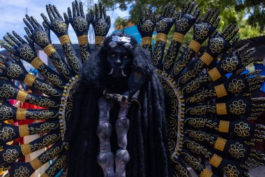 Kulashekharapatnam, Tamilnadu, Hindistan - 12 Ekim 2024: Kulasai, Hint Hindu ressam portresi ve kulasai dasara festivalinin ayinlerini gerçekleştirmek için bir tarikat karakteri gibi giyinmiş.
