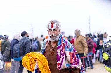 Prayagraj, Uttar Pradesh, Hindistan - 13 Ocak 2025: Mahakumbh, Mahakumbh, Kutsal erkek sadhu baba 'nın the maha kumbh mela' ya katılan portresi.