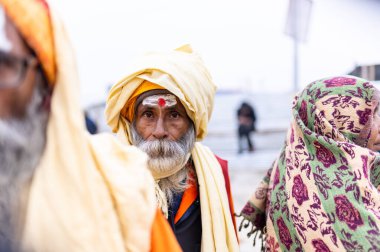 Prayagraj, Uttar Pradesh, Hindistan - 13 Ocak 2025: Mahakumbh, Mahakumbh, Kutsal erkek sadhu baba 'nın the maha kumbh mela' ya katılan portresi.