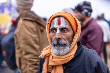 Prayagraj, Uttar Pradesh, Hindistan - 13 Ocak 2025: Mahakumbh, Mahakumbh, Kutsal erkek sadhu baba 'nın the maha kumbh mela' ya katılan portresi.