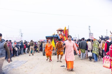 Prayagraj, Uttar Pradesh, Hindistan - 13 Ocak 2025: Mahakumbh, Mahakumbh, Kutsal erkek sadhu baba 'nın the maha kumbh mela' ya katılan portresi.