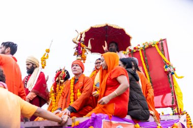 Prayagraj, Uttar Pradesh, Hindistan - 13 Ocak 2025: Mahakumbh, Mahakumbh, Kutsal erkek sadhu baba 'nın the maha kumbh mela' ya katılan portresi.