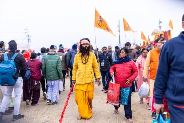 Prayagraj, Uttar Pradesh, Hindistan - 13 Ocak 2025: Mahakumbh, Mahakumbh, Kutsal erkek sadhu baba 'nın the maha kumbh mela' ya katılan portresi.