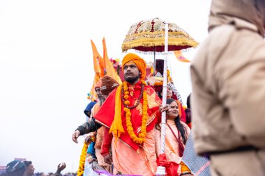 Prayagraj, Uttar Pradesh, Hindistan - 13 Ocak 2025: Mahakumbh, Mahakumbh, Kutsal erkek sadhu baba 'nın the maha kumbh mela' ya katılan portresi.