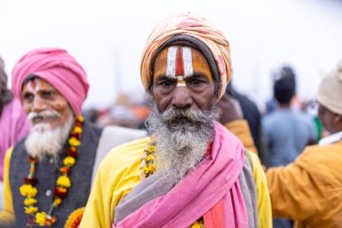 Prayagraj, Uttar Pradesh, Hindistan - 13 Ocak 2025: Mahakumbh, Mahakumbh, Kutsal erkek sadhu baba 'nın the maha kumbh mela' ya katılan portresi.