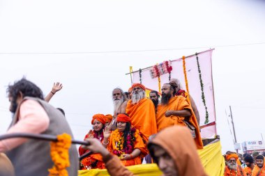 Prayagraj, Uttar Pradesh, Hindistan - 13 Ocak 2025: Mahakumbh, Mahakumbh, Kutsal erkek sadhu baba 'nın the maha kumbh mela' ya katılan portresi.