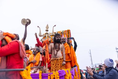 Prayagraj, Uttar Pradesh, Hindistan - 13 Ocak 2025: Mahakumbh, Mahakumbh, Kutsal erkek sadhu baba 'nın the maha kumbh mela' ya katılan portresi.