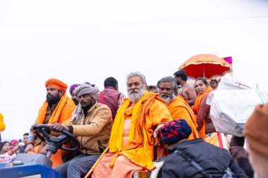 Prayagraj, Uttar Pradesh, Hindistan - 13 Ocak 2025: Mahakumbh, Mahakumbh, Kutsal erkek sadhu baba 'nın the maha kumbh mela' ya katılan portresi.